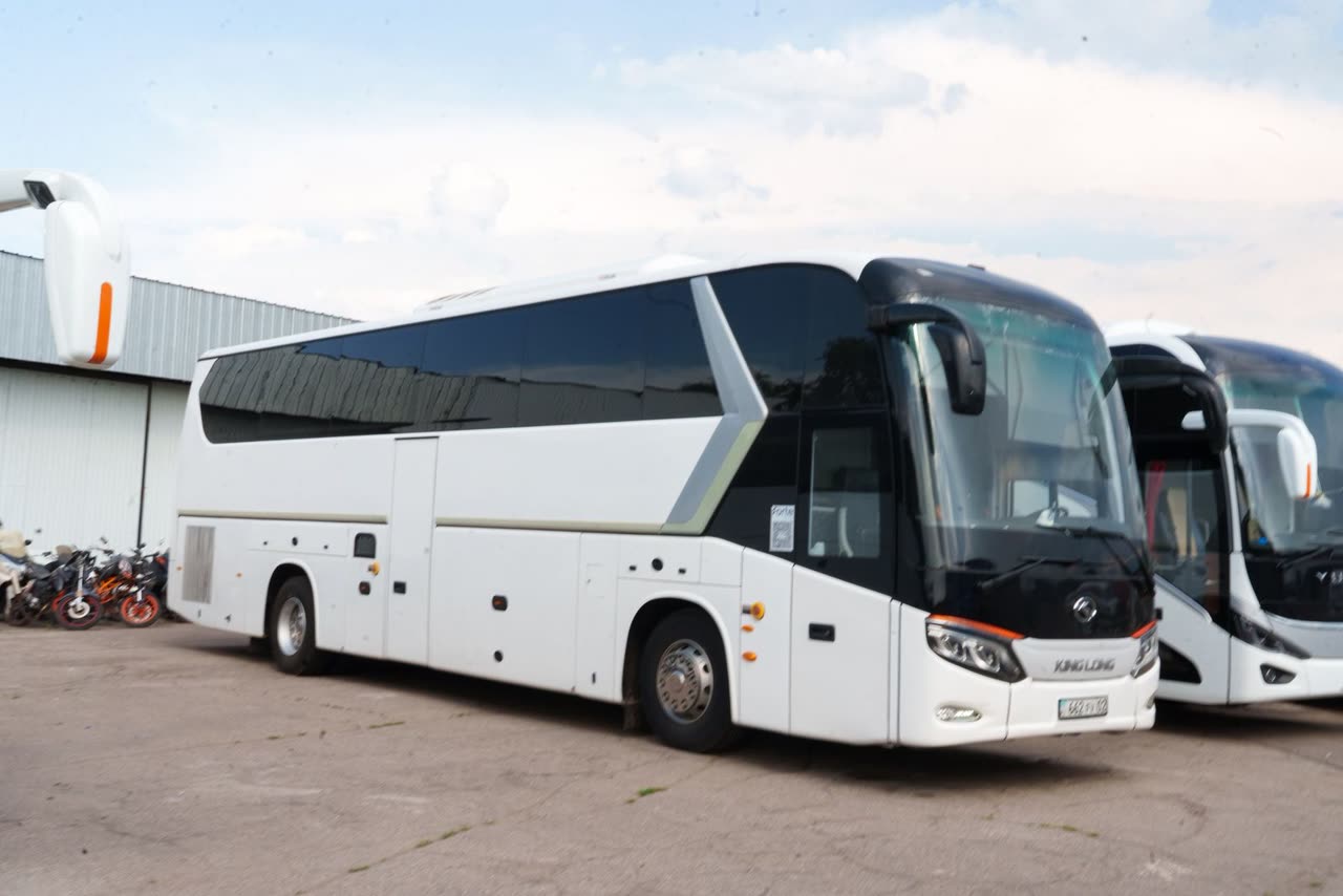 Туристический автобус QazBus на стоянке