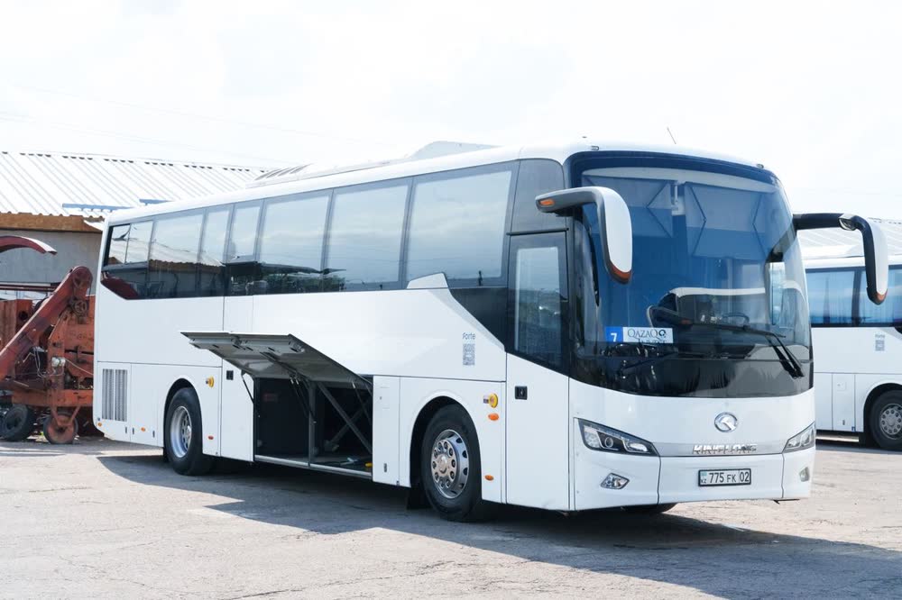 Автобус QazBus подан к началу смены