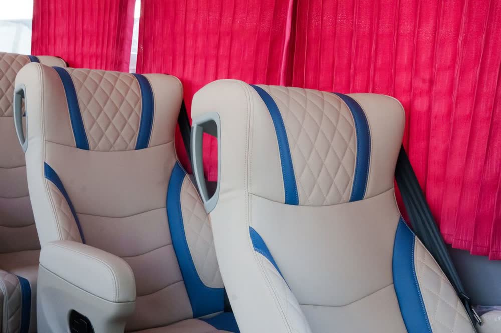 Салон автобуса QazBus с кожаными креслами