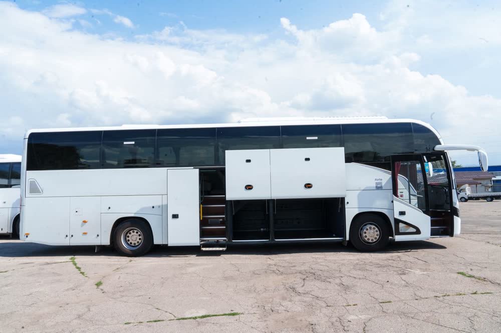 Автобус QazBus с открытым багажным отсеком